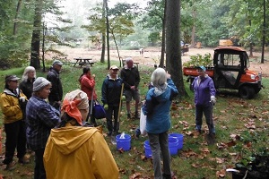 HMNs gather for instructions on September 22 at the arboretum.